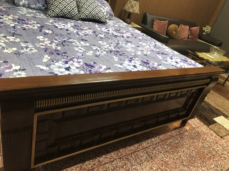 Bed with side tables 3