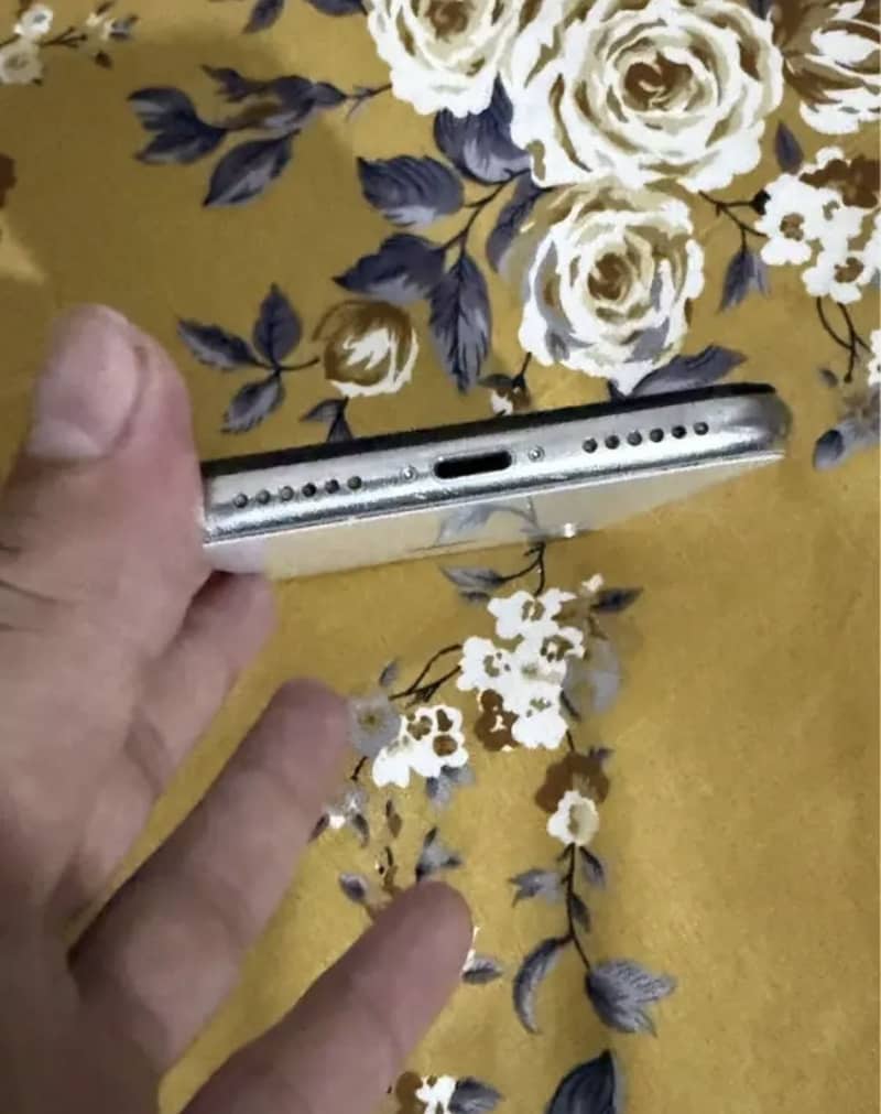 Apple iPhone X 4