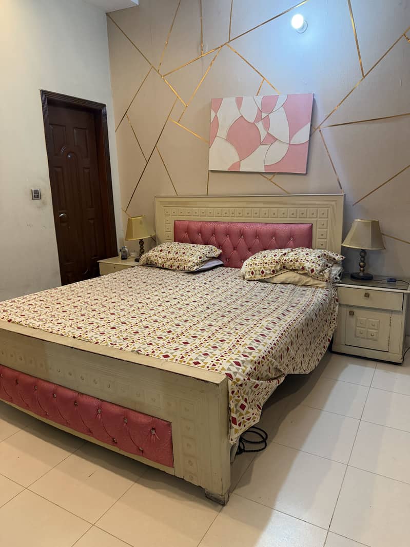 Bed and dressing table 0