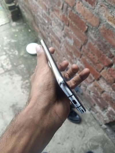 Sharp Aquos R2