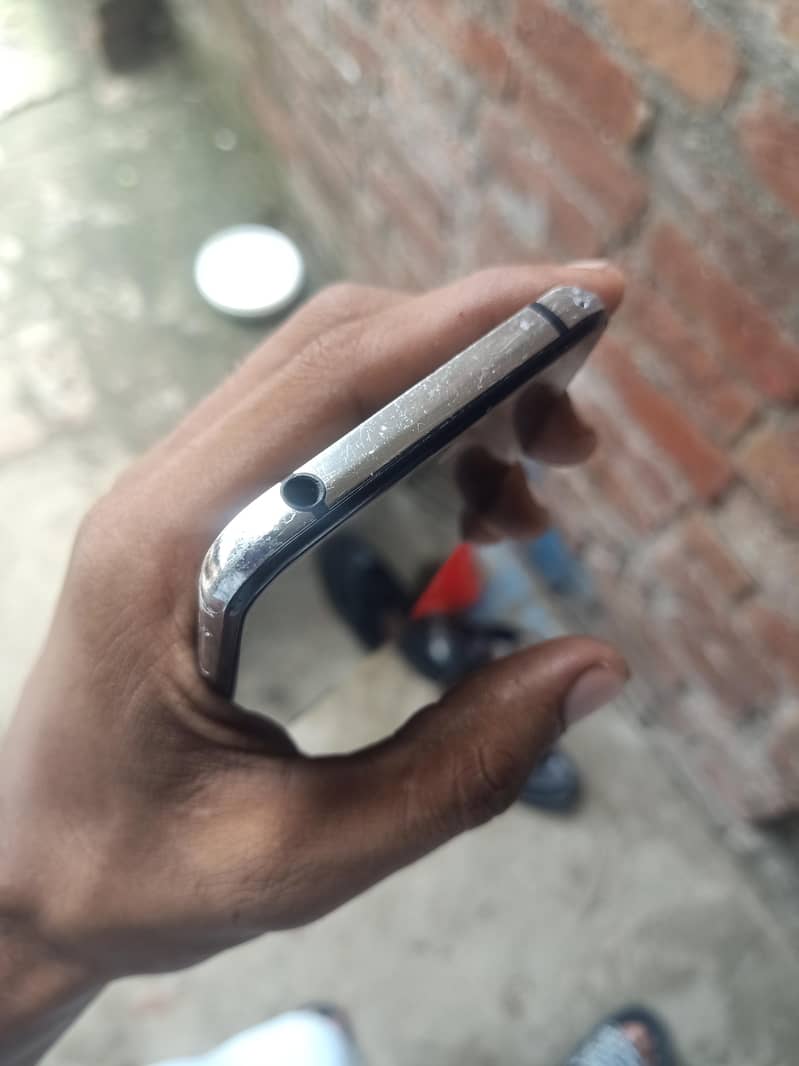 Sharp Aquos R2 1