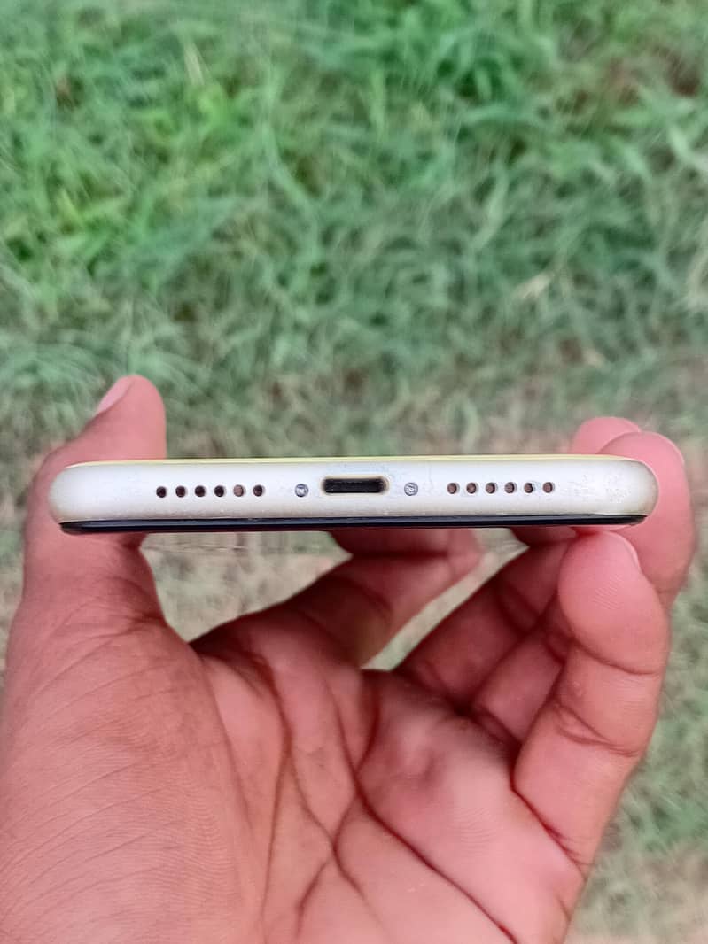 Apple iPhone 11 3