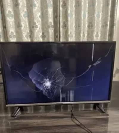 Panasonic 32 Inch LED TV - Screen Broken (For Parts)