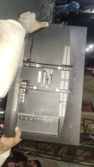 Haier lcd 16 inch condition 10.10 all ok remote ghom hu gaya hai Baki