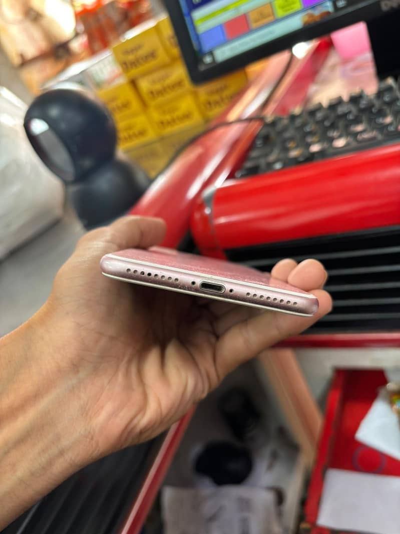 Apple iPhone 7 plus 1