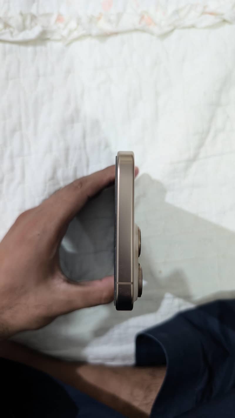Apple iPhone 16 Pro Max 4