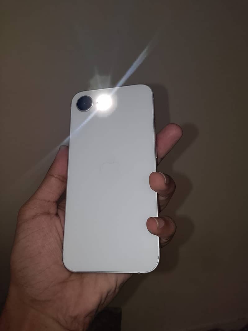 Apple iPhone 16e 1