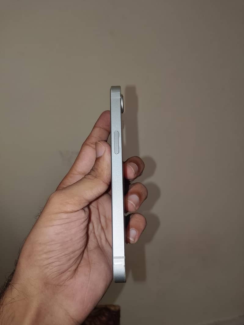 Apple iPhone 16e 2