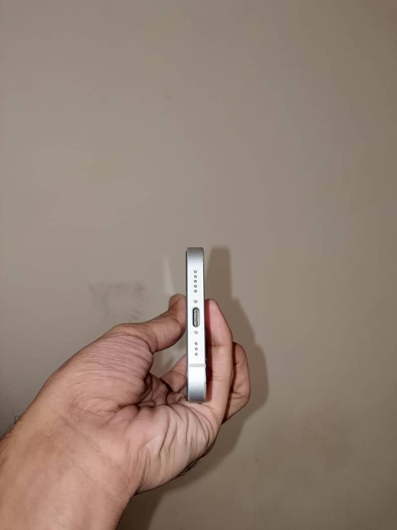 Apple iPhone 16e 3
