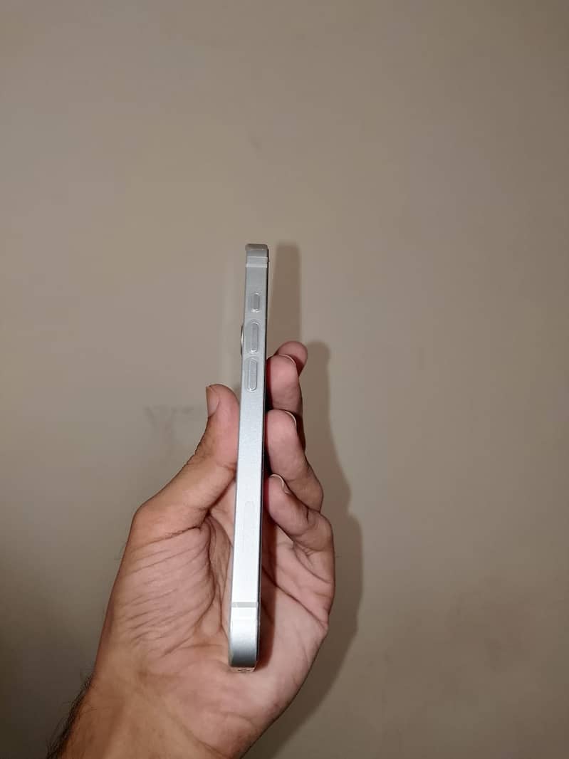 Apple iPhone 16e 4