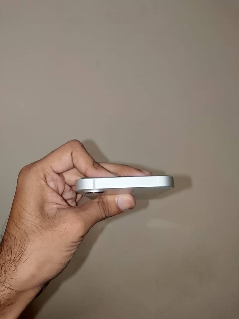Apple iPhone 16e 5