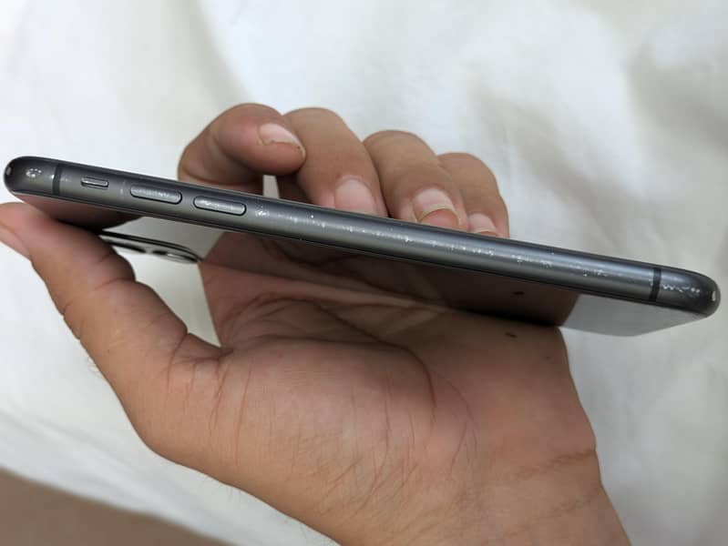 Apple iPhone 11 4