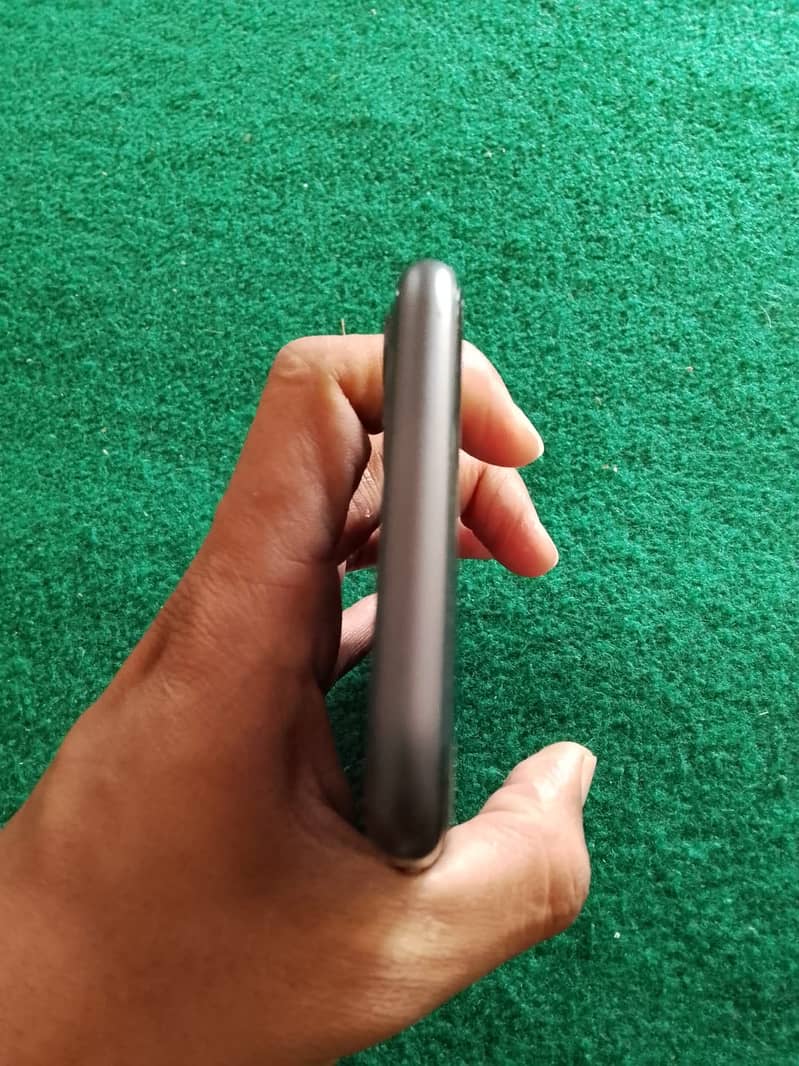Apple iPhone 11 7