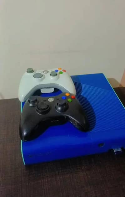 Xbox 360 LIMITED EDITION 30 GAMES WITH 2 WIRELESS CONTROLLER