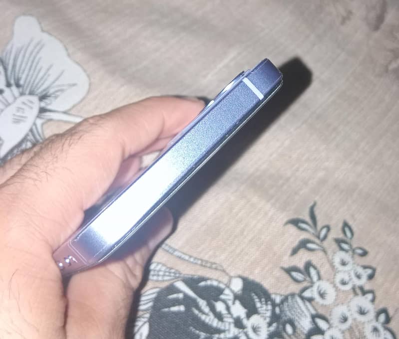 Apple iPhone 12 4