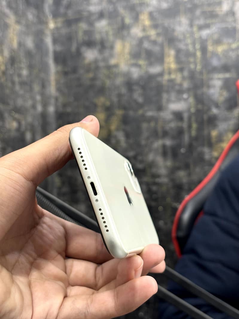 Apple iPhone 11 3