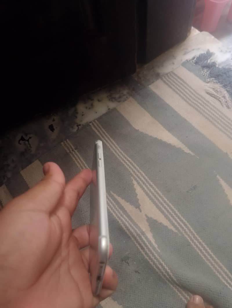 Apple iPhone 6S 4