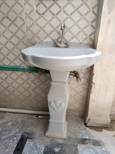Grey Wash Basin in good condition