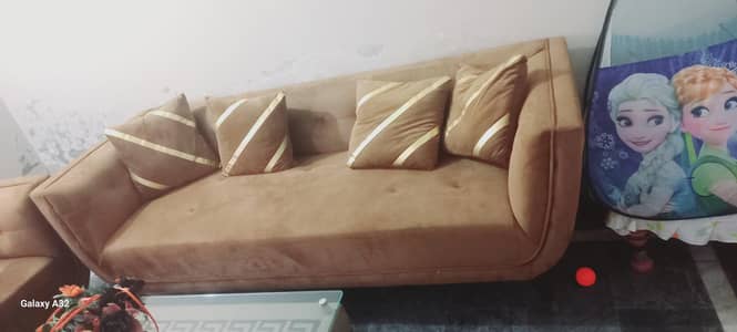 6 Seater sofa set and 1 table  3 month used neat and clean like new