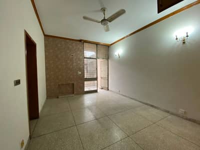 PRIME LOCTION 1 KANAL{ LOWER LOCK } UPPER PORTION AVAILABE FOR RENT IN DHA PHASE 1
