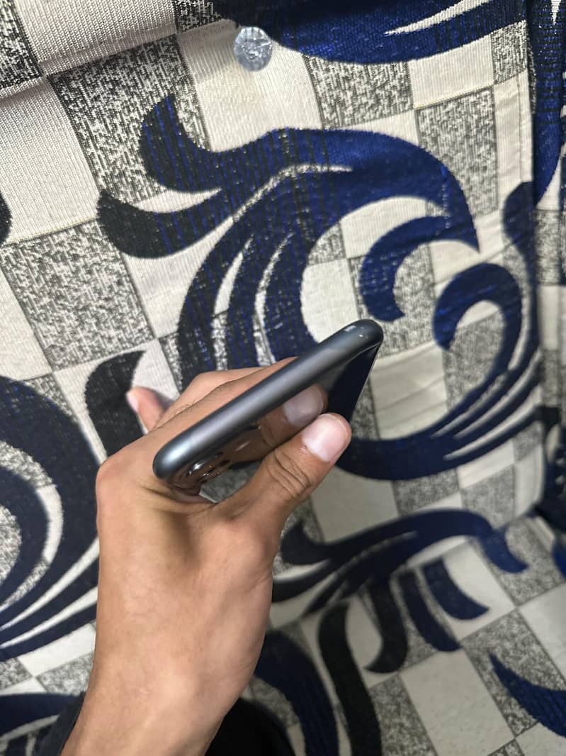 Apple iPhone 11 3