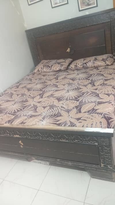 bed for sale condition 10 out of 7 urgent sale ,akhrot ki lakri ka hai