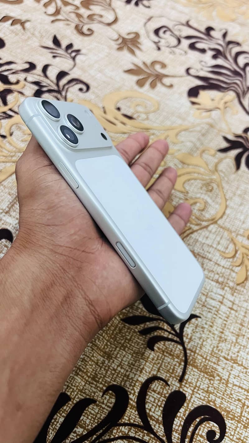 Apple iPhone 17 Pro Max 4