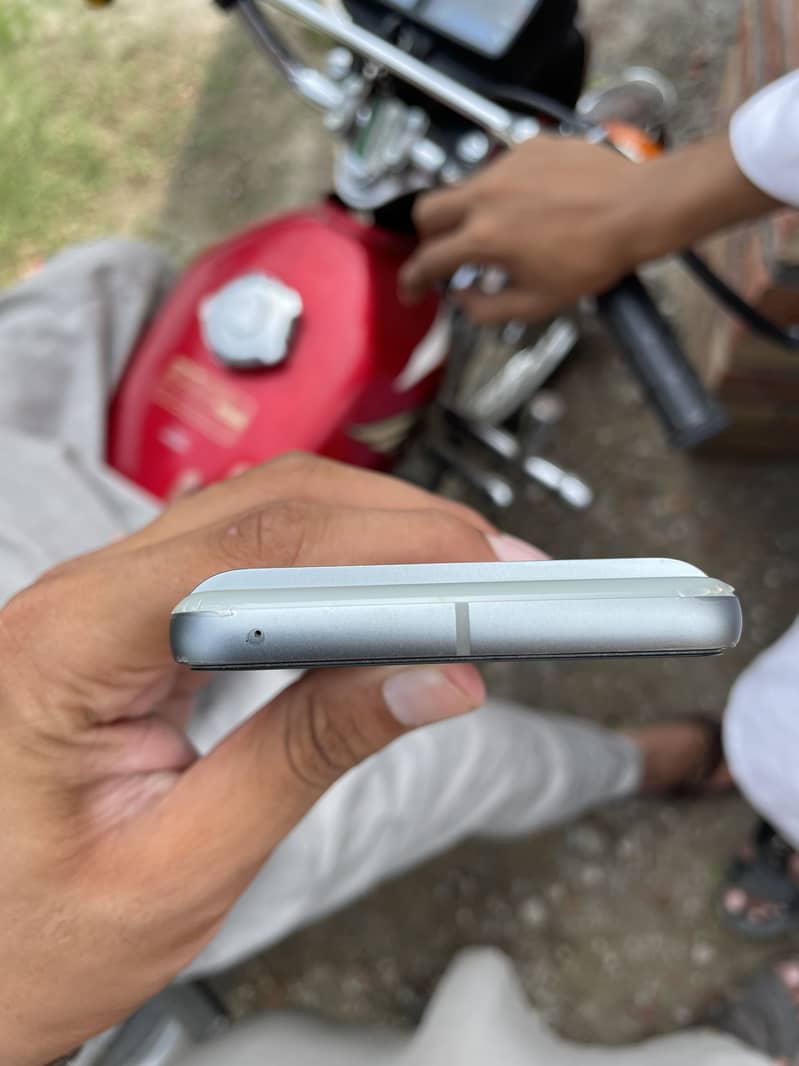 Google Pixel 8 4