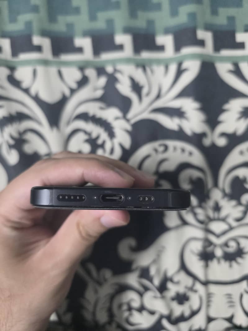 Apple iPhone 16 Pro 2