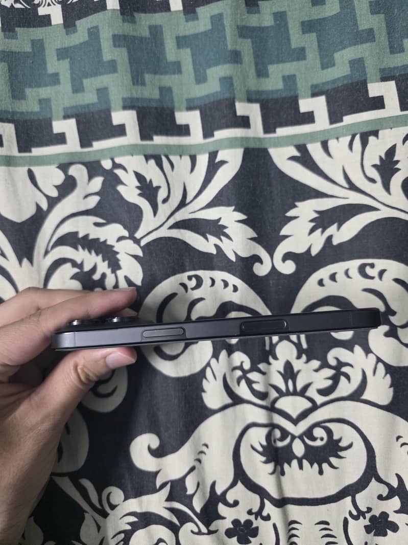 Apple iPhone 16 Pro 3