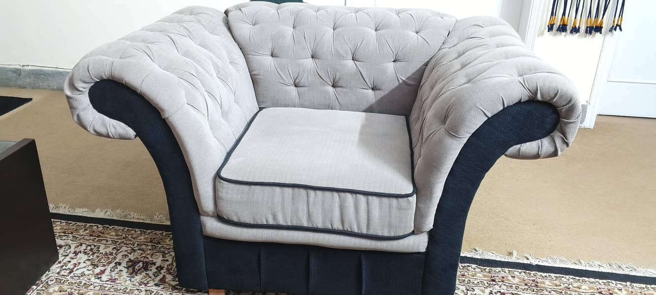 Good Condition Sofa Set 3