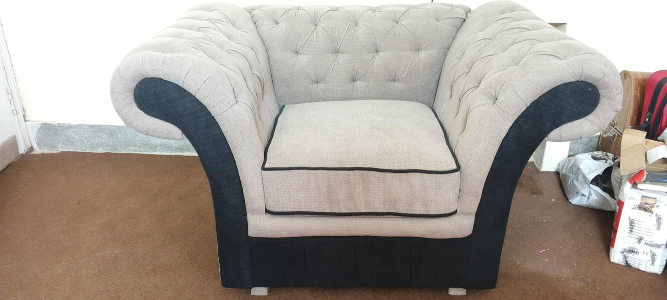 Good Condition Sofa Set 4
