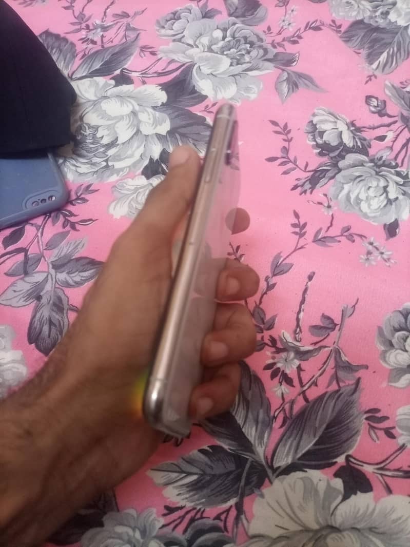 Apple iPhone X 4