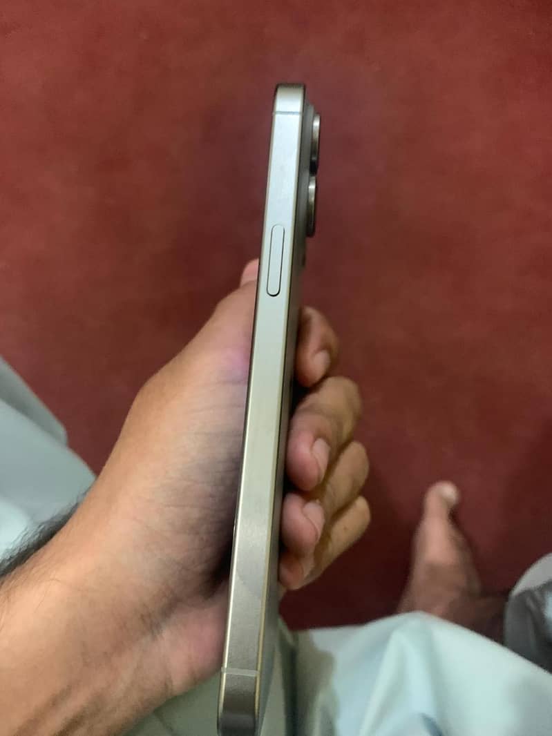 iPhone 15 Pro Max 4