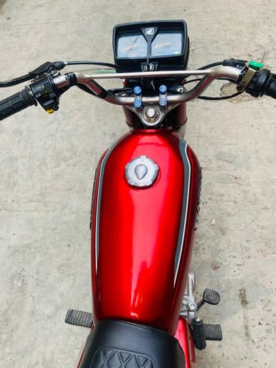 Honda 125 red color