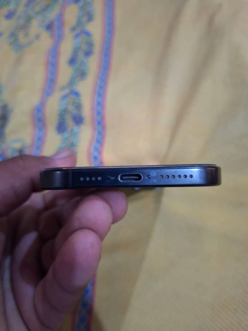 Apple iPhone 16 Pro Max 1