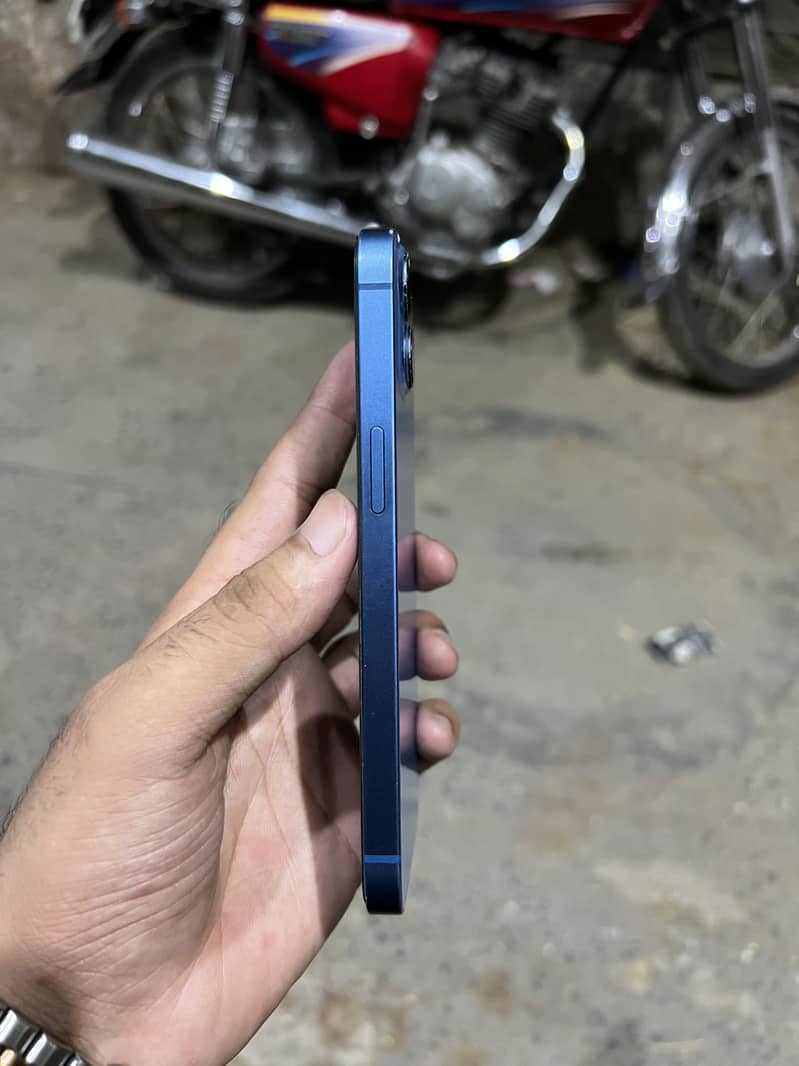 Apple iPhone 13 2