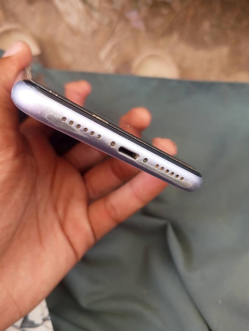 Apple iPhone 11 4