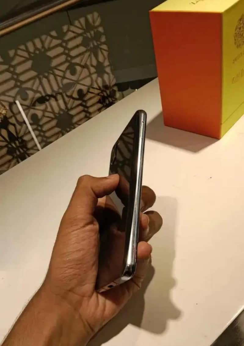 Sharp Aquos R2 2