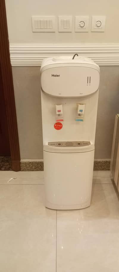 SUPER STYLISH HAIER WATER DISPENSER (HOT & COLD WATER)