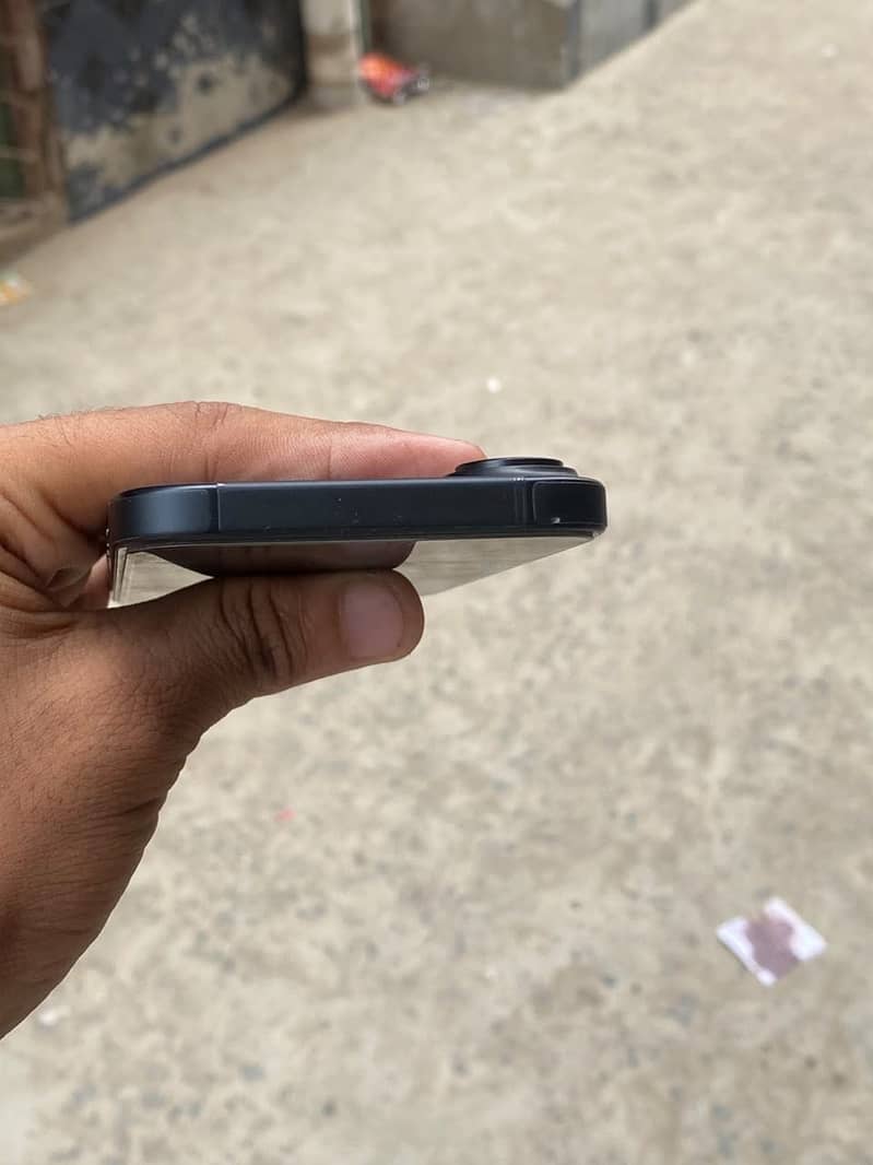 Apple iPhone 16 4