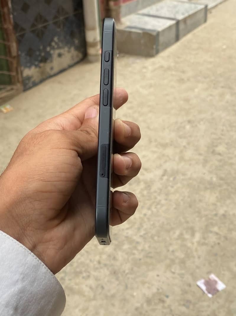 Apple iPhone 16 5