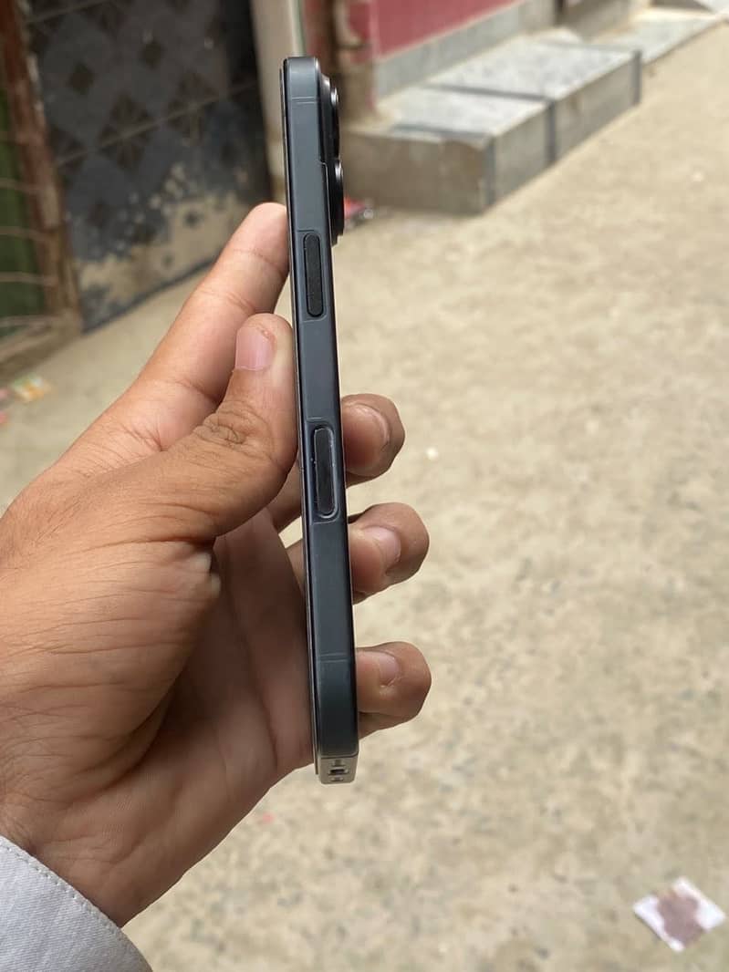 Apple iPhone 16 6