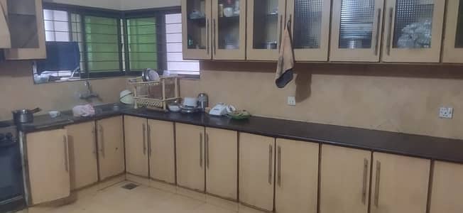 1 KANAL SINGLE STORY INDEPENDENT WITH SOLAR & THREE BED ROOMS AVAILABLE IN UET FOR RENT