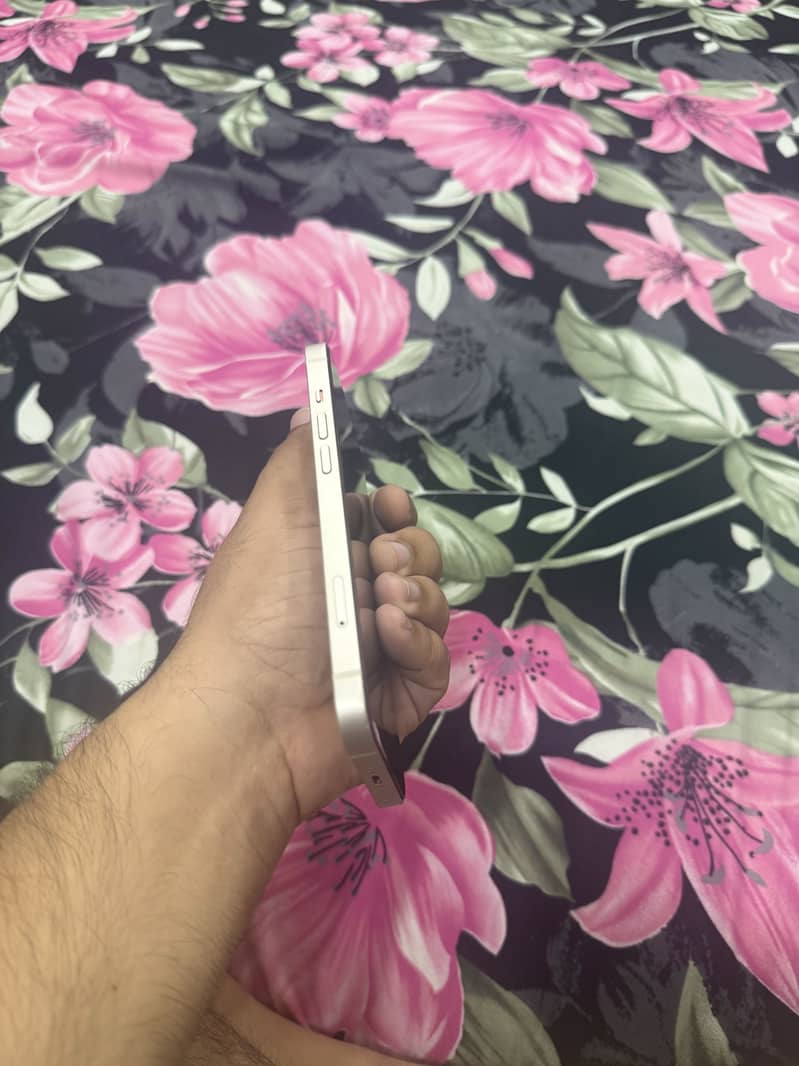 Apple iPhone 13 2