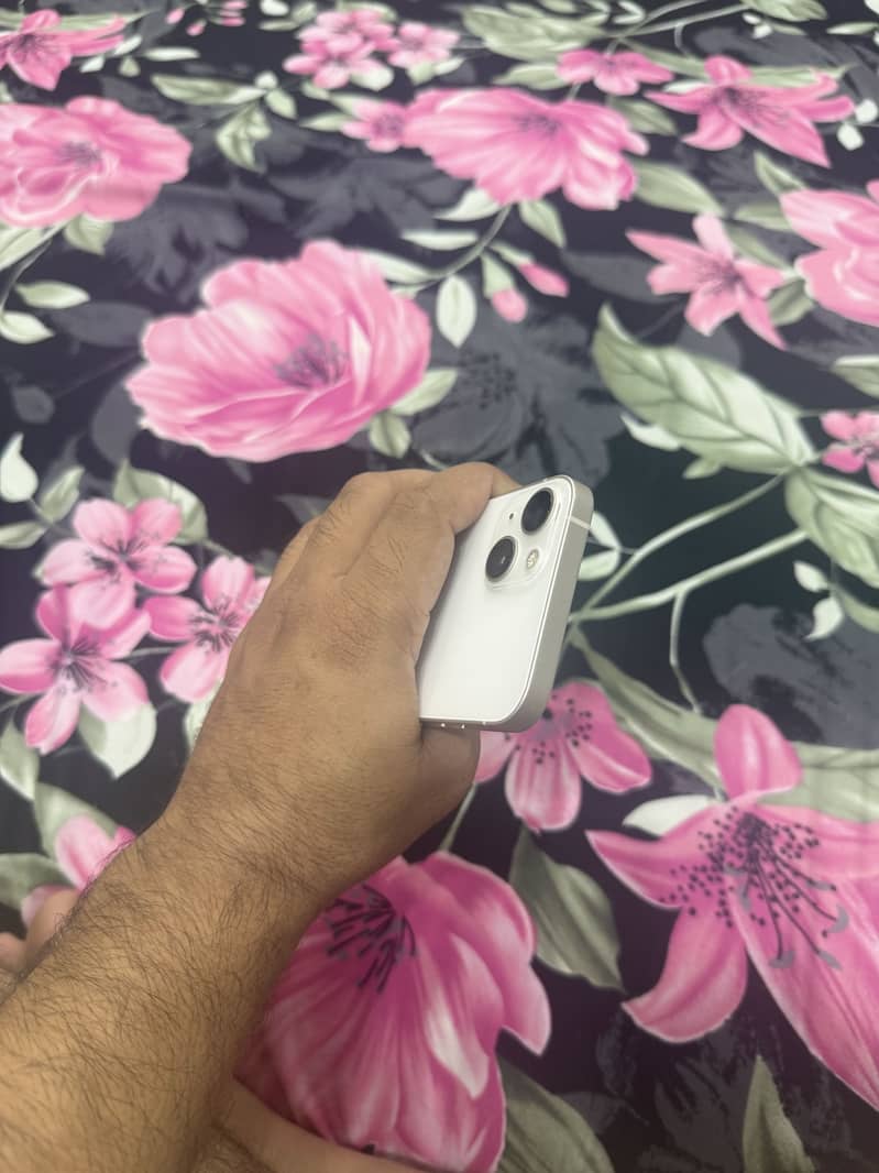 Apple iPhone 13 5