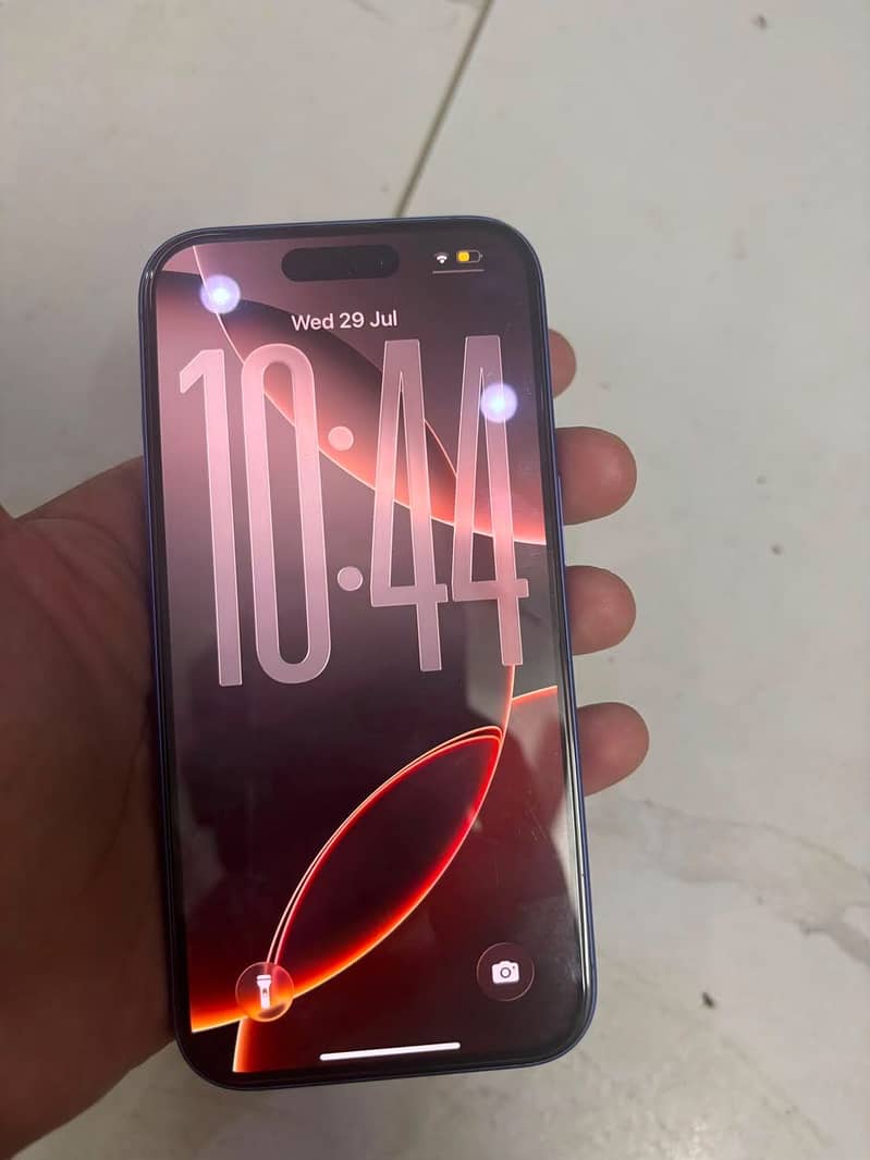 Apple iPhone 16 8