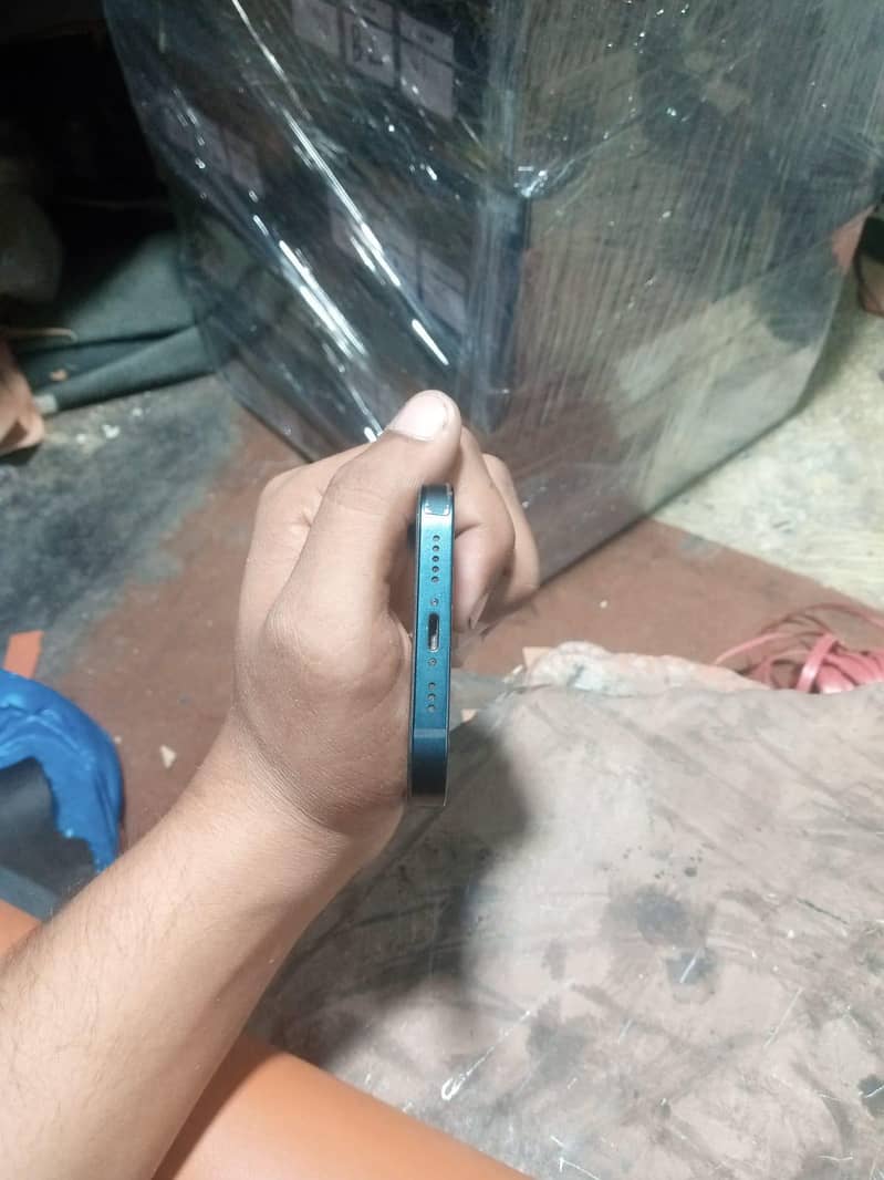 Apple iPhone 13 0