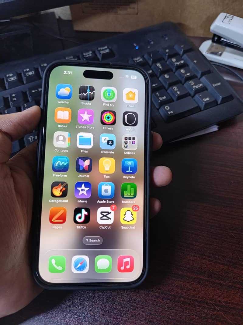 Apple iPhone 16 7