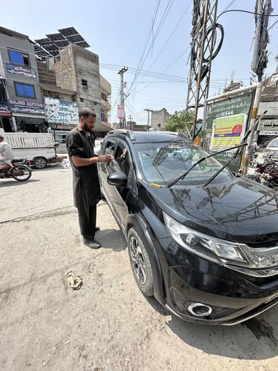 Showroom per Driver ki Zarorat hy.